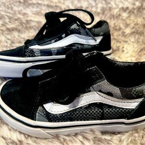 Boys toddler size 11.0 old skool vans. Used but in good condition. Black, gray